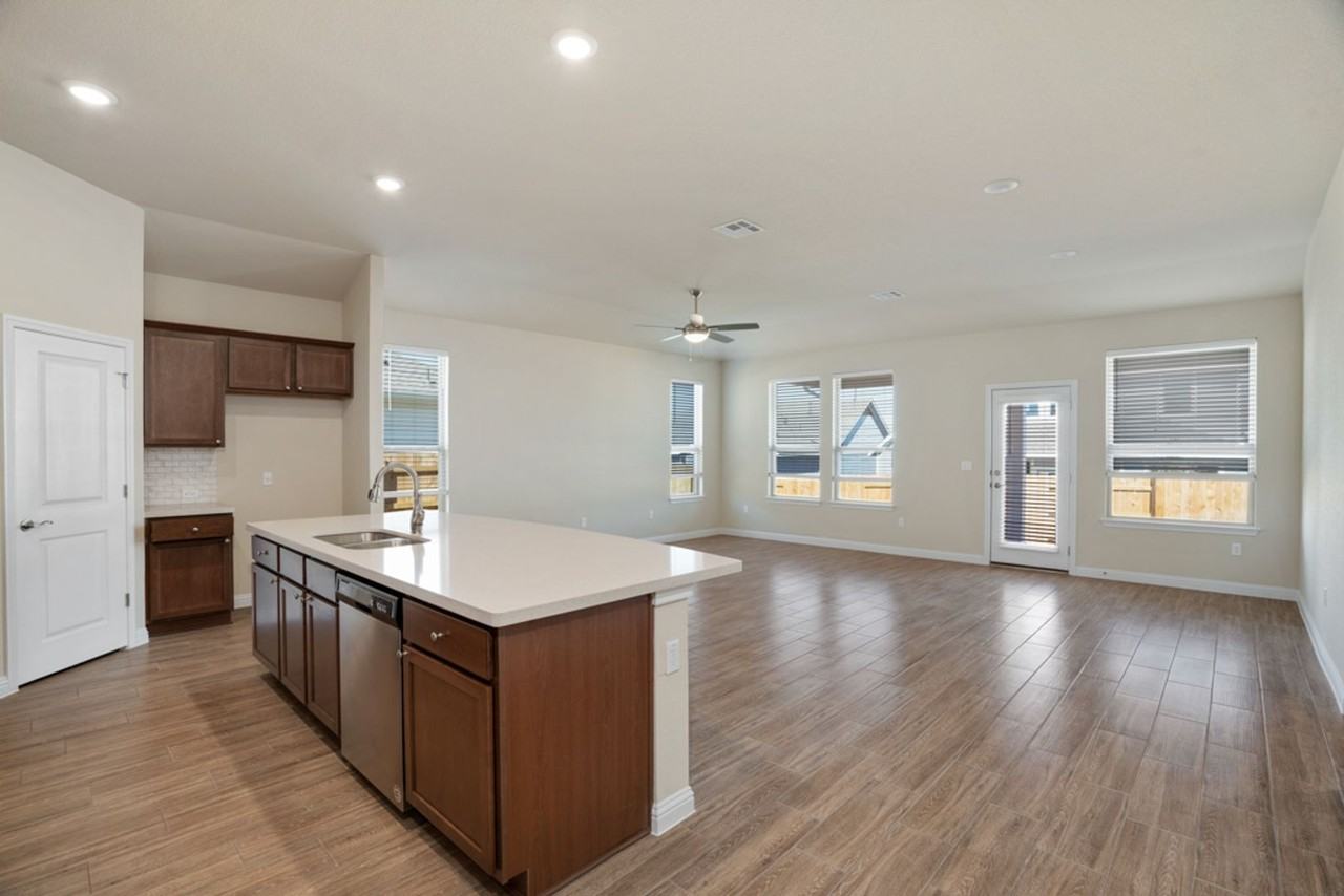 8202 Dampton Ln - Photo 5 of 25