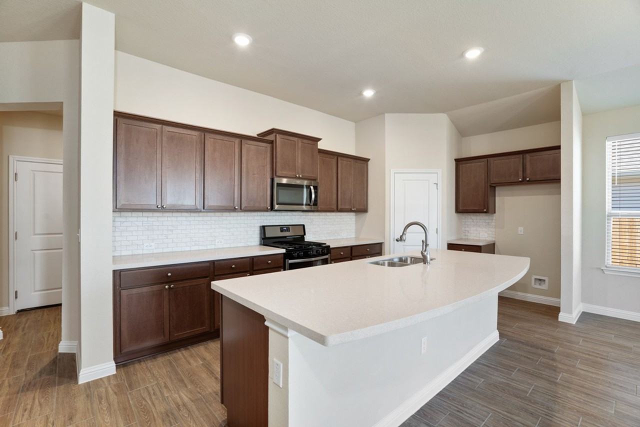 8202 Dampton Ln - Photo 6 of 25