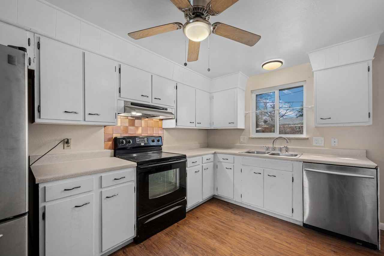 12302 E Alaska Ave - Photo 2 of 34