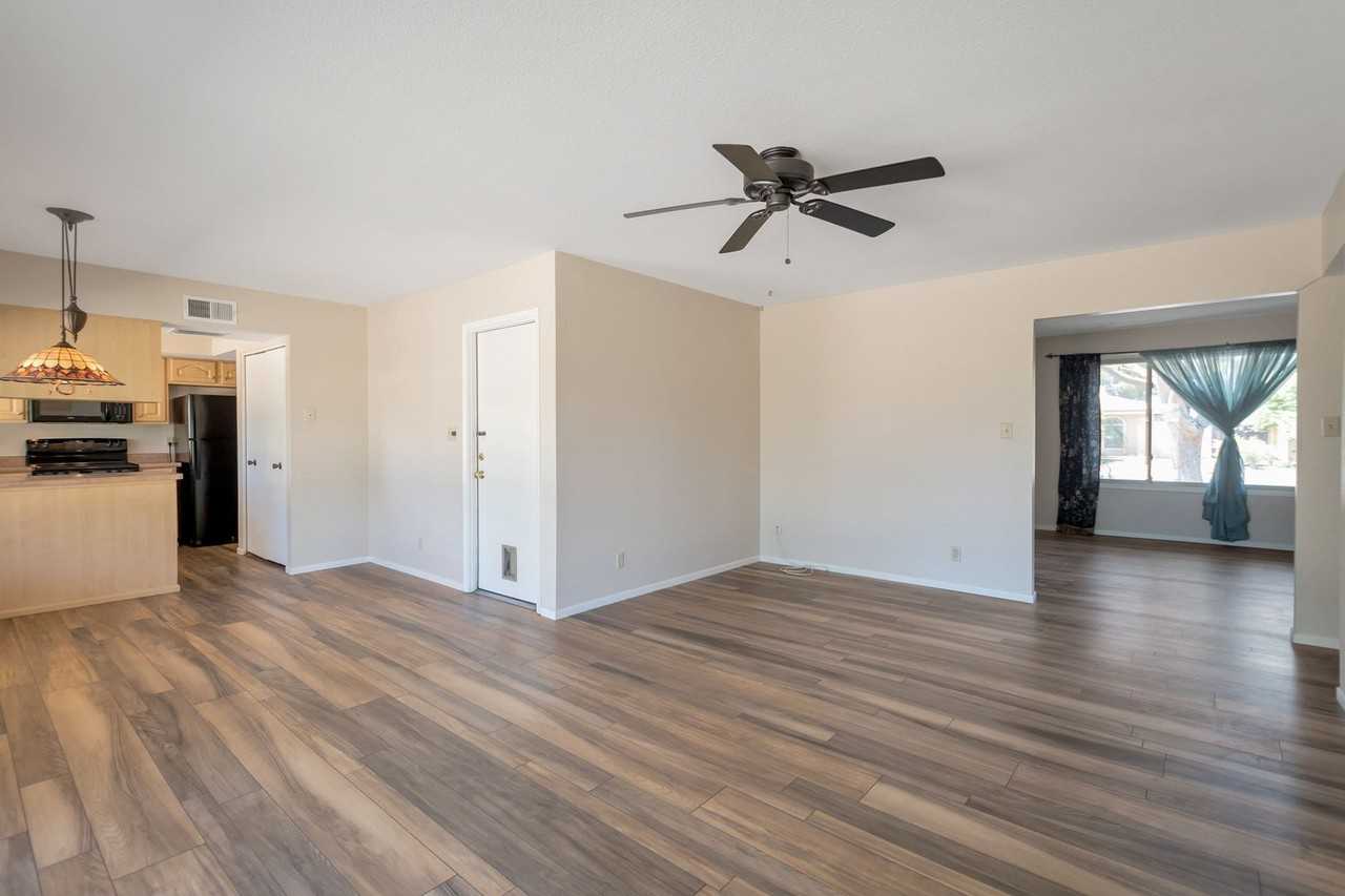 2815 S Cottonwood Dr - Photo 2 of 15