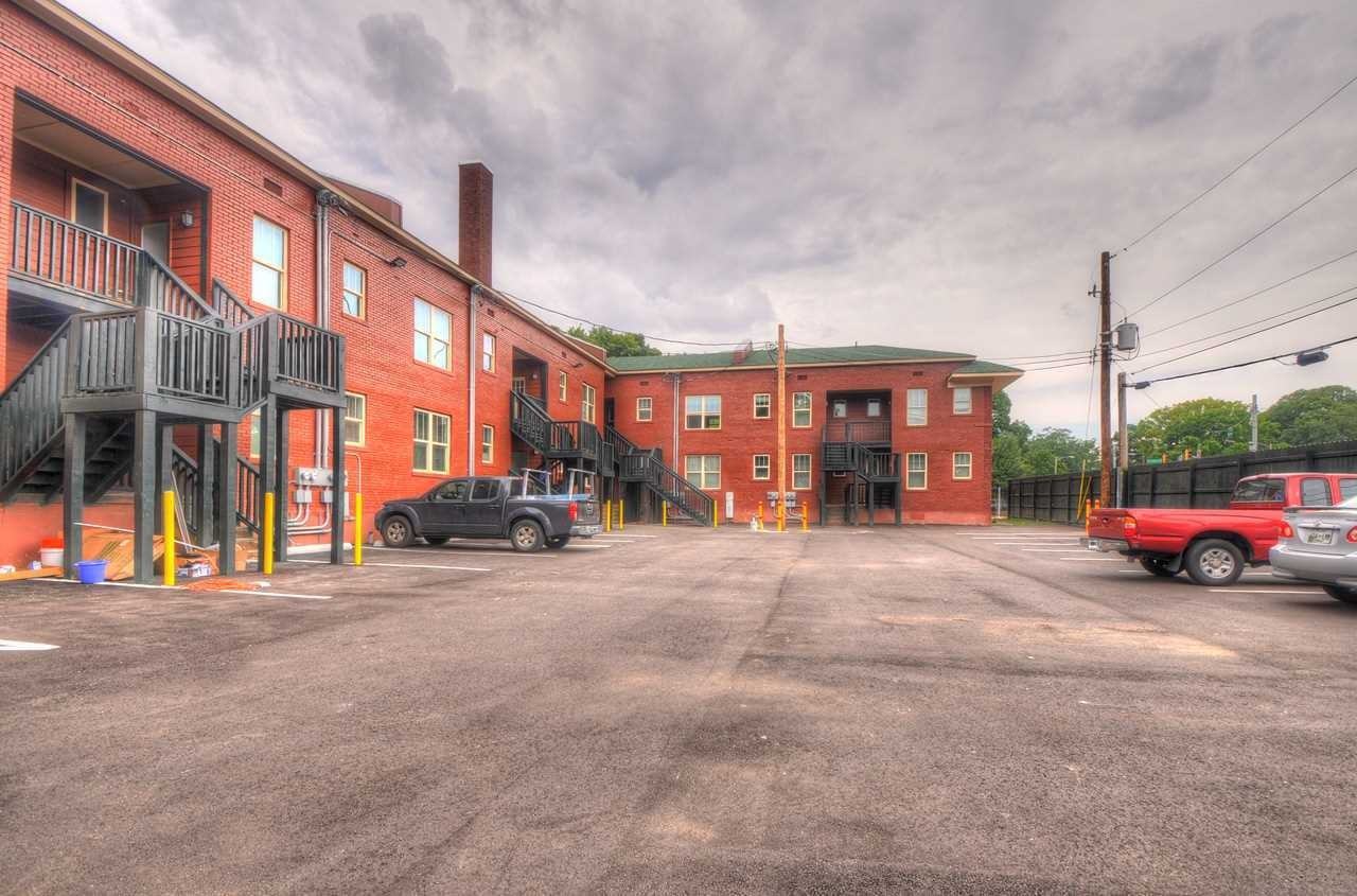 528 E Parkway North Avenue - Photo 2 of 19