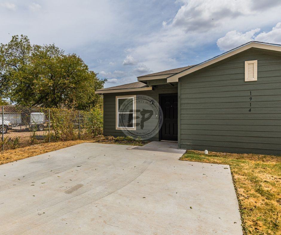 1914 Herring Avenue - Photo 2 of 26