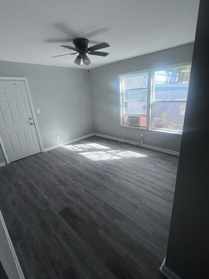 1302 Shore Acres Drive - Photo 4 of 6