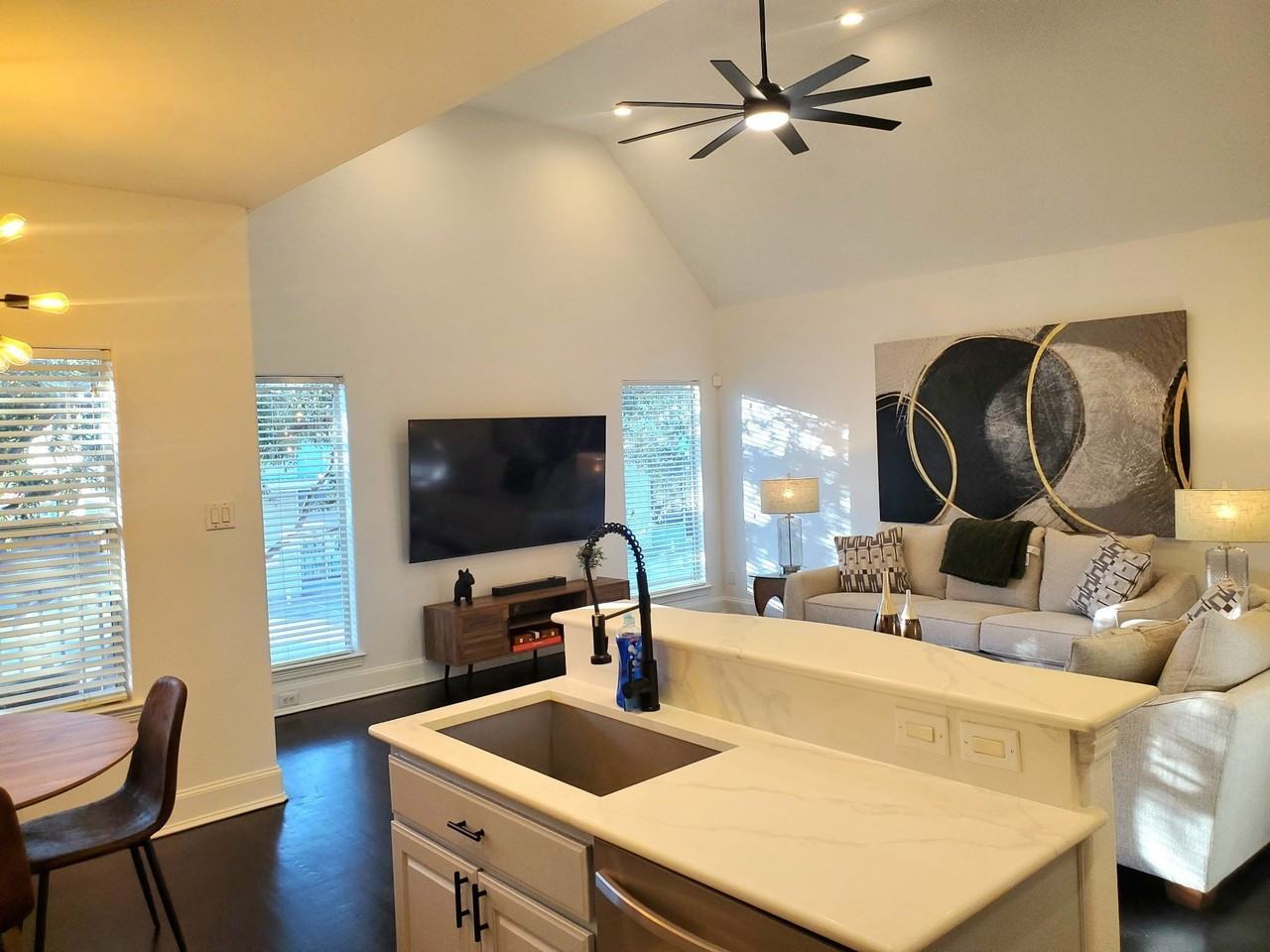 5250 Washington Ave - Photo 2 of 19