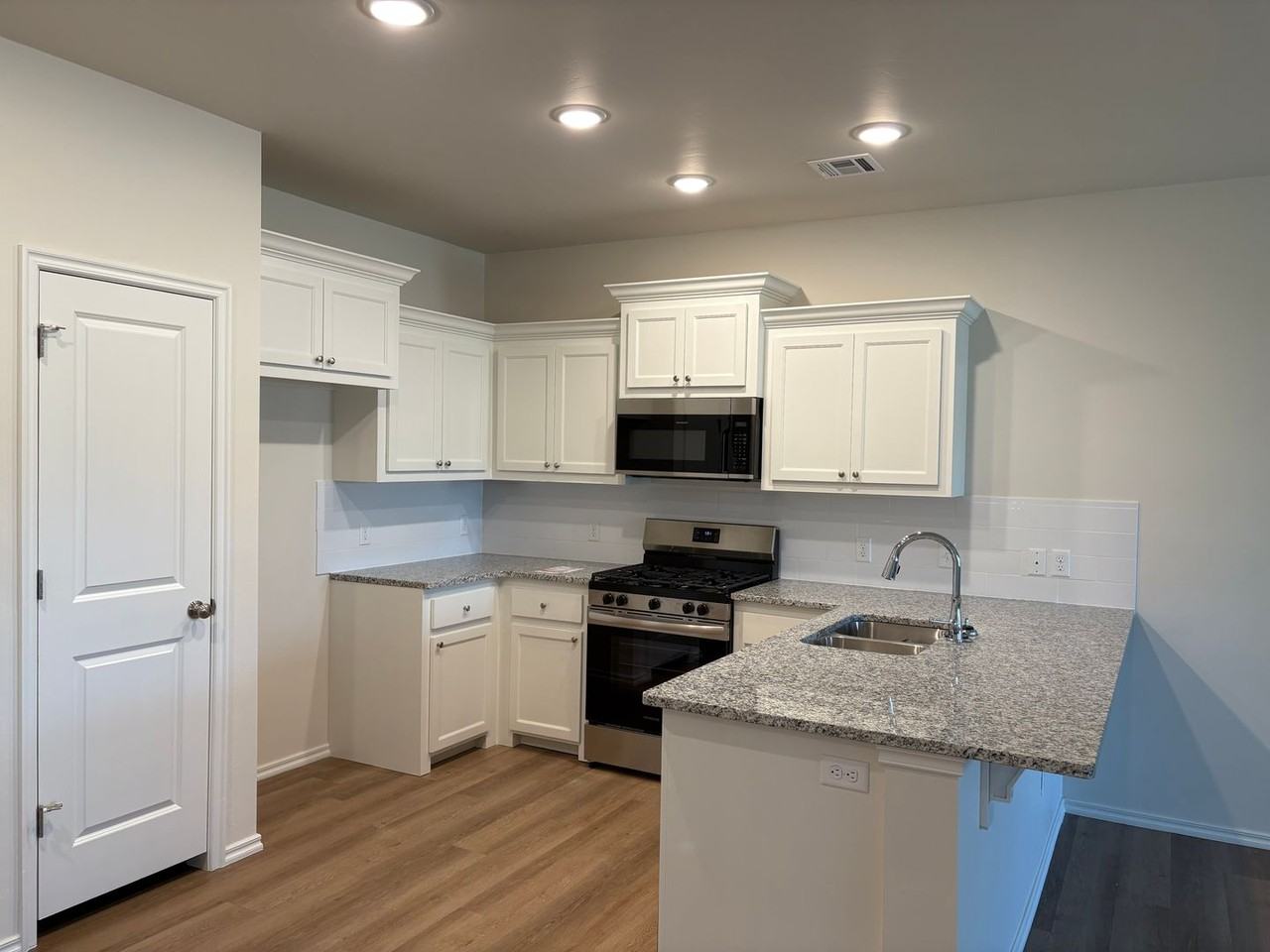 819 S Wilson Ave - Photo 4 of 21