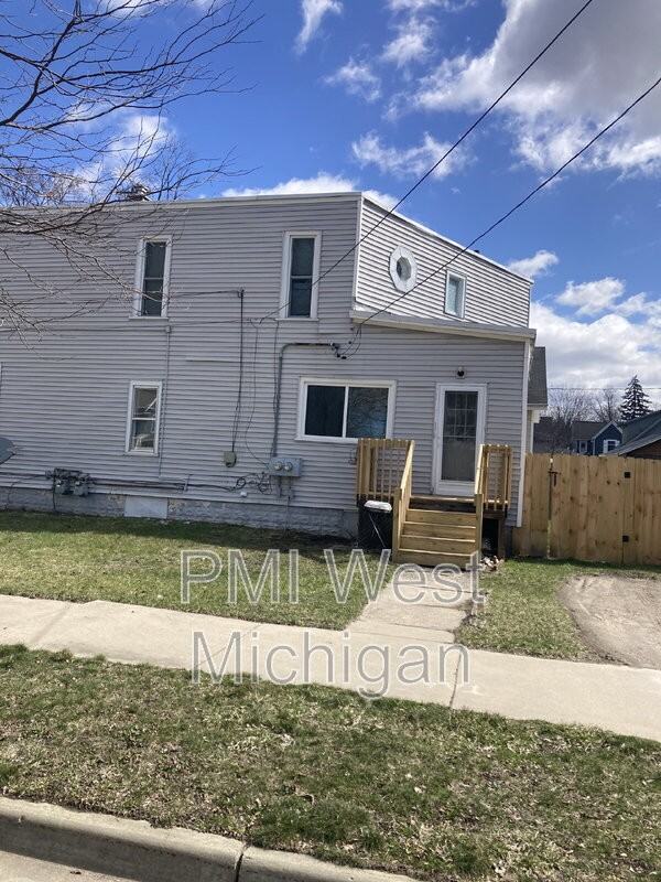 538 Spencer St Ne #1 - Photo 2 of 14