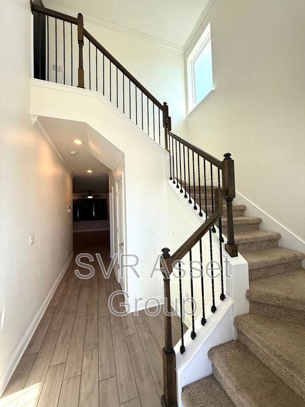 152 Creekmore Dr - Photo 2 of 18