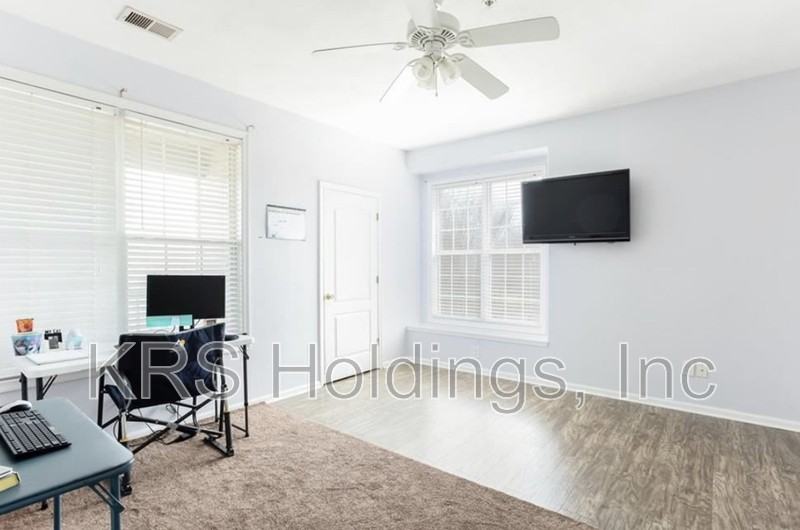 1075 Grand Oak Ln - Photo 2 of 10