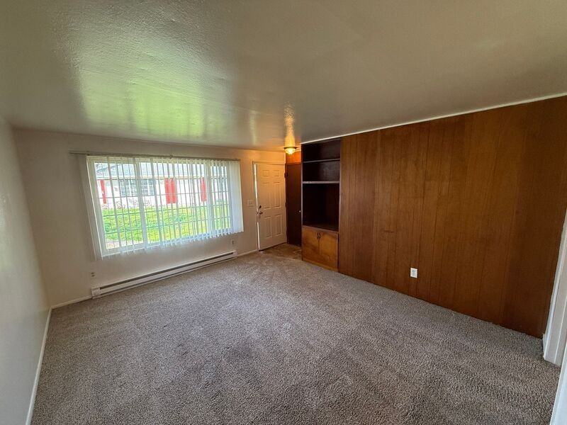 586 Ford St Se - Photo 2 of 11