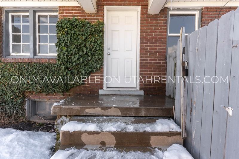 1506 E Redondo Ave - Photo 4 of 17