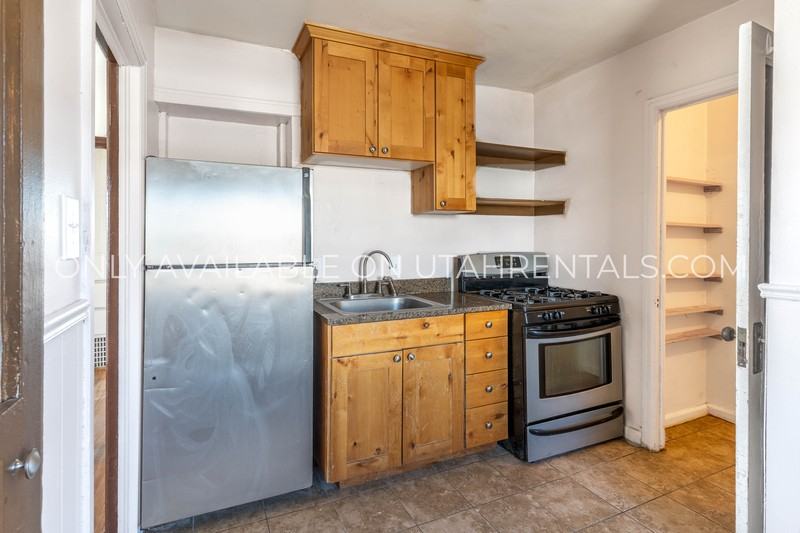 1506 E Redondo Ave - Photo 7 of 17