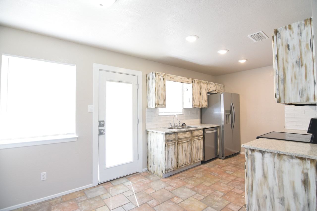 120 Boxer St - Photo 4 of 17
