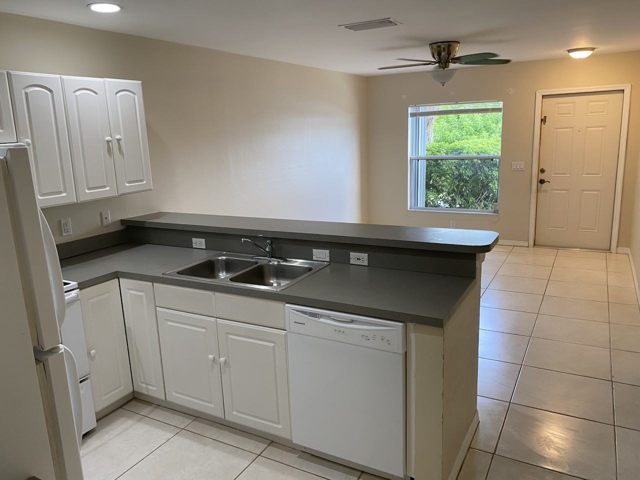 512 Se 6th St #1 - Photo 3 of 10