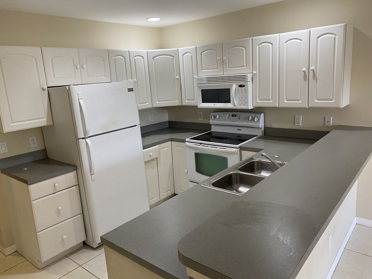 512 Se 6th St #1 - Photo 4 of 10