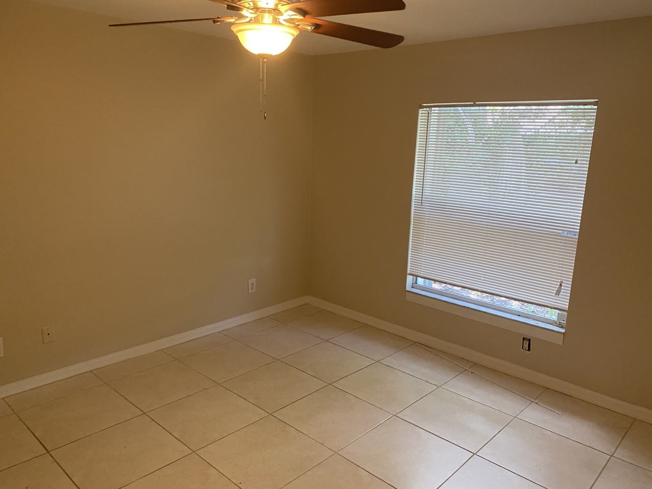 512 Se 6th St #1 - Photo 7 of 10