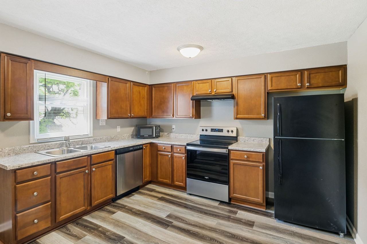 Lincoln Apartments - Photo 5 of 14