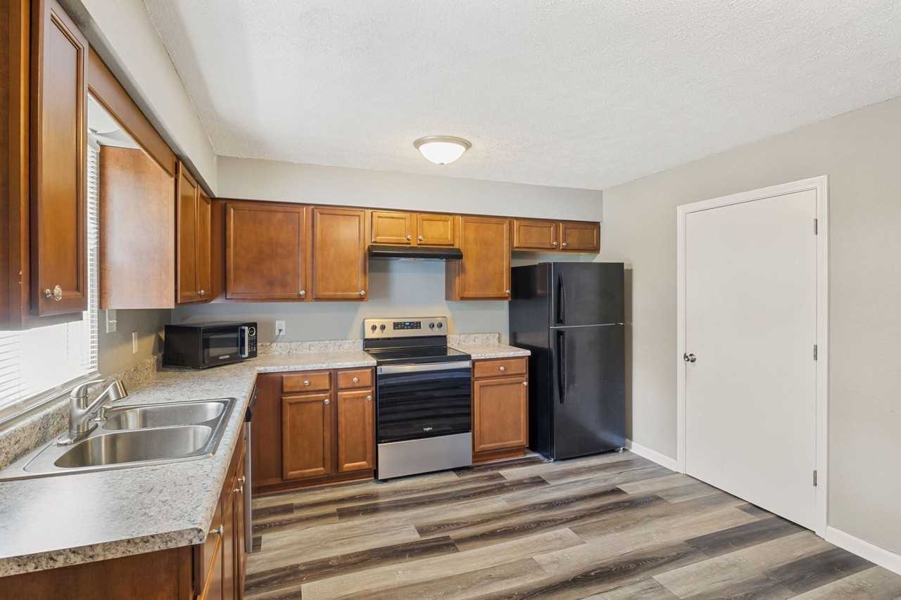 Lincoln Apartments - Photo 6 of 14