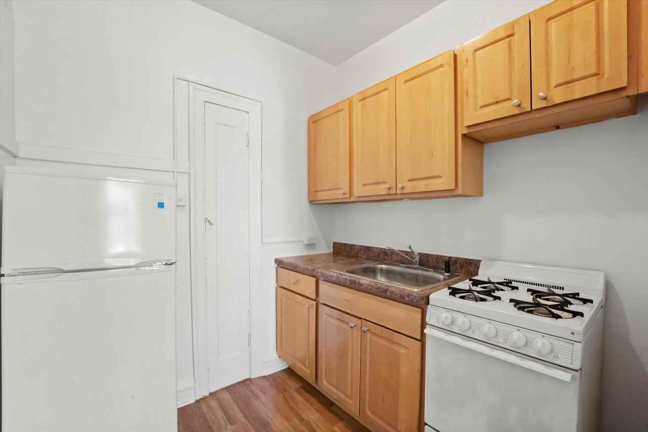2536 Sawyer LLC - Photo 5 of 50