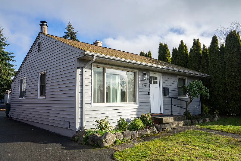 9210 32nd Ave Sw - Photo 2 of 16