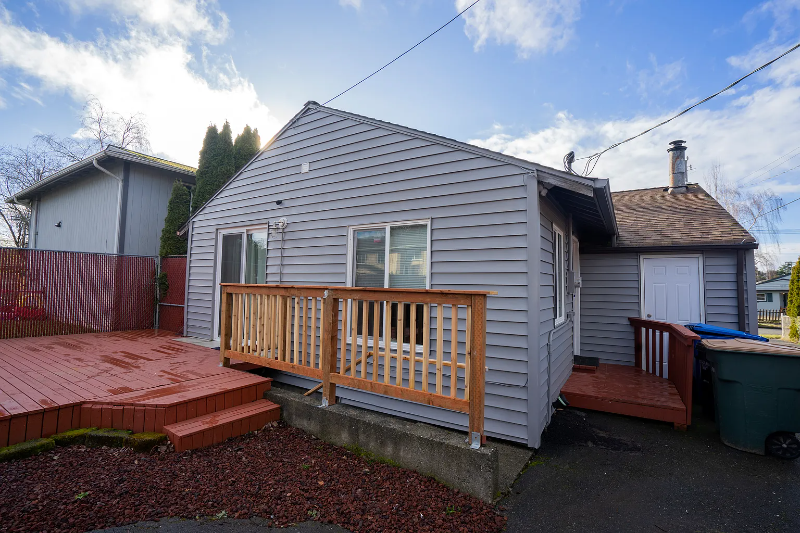 9210 32nd Ave Sw - Photo 3 of 16