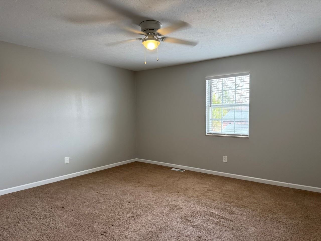 33 Campbell Dr - Photo 6 of 11