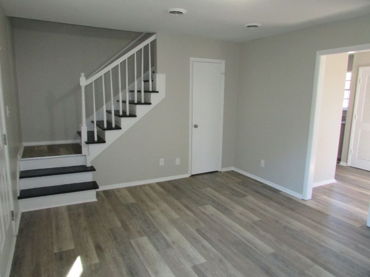 626 Elaine St - Photo 2 of 9