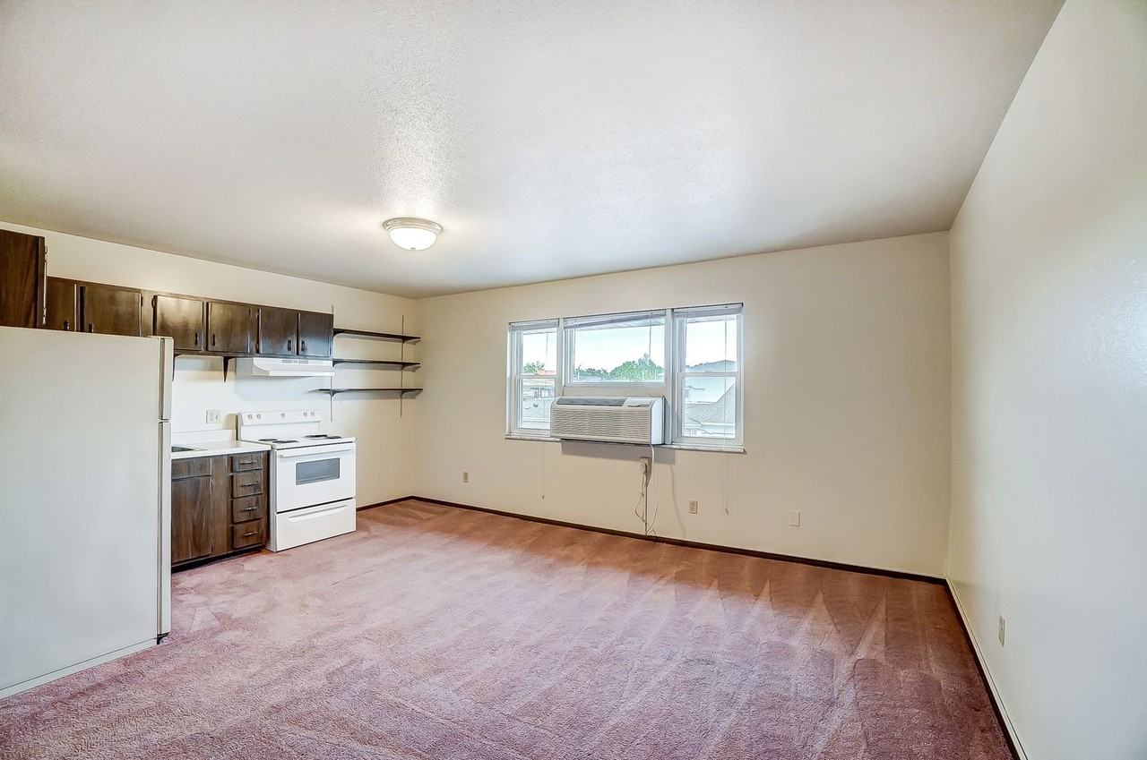 Thurstin Manor - Photo 2 of 6