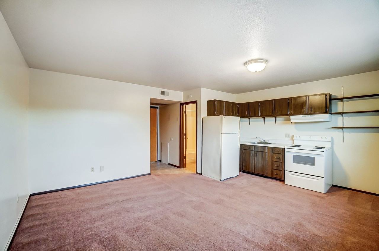 Thurstin Manor - Photo 3 of 6