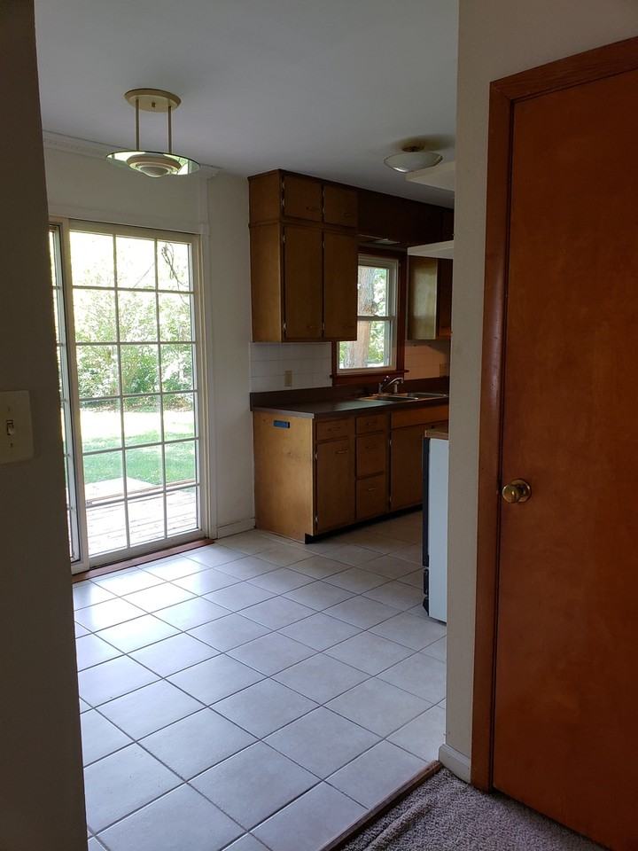 1607 Cornell Dr - Photo 4 of 11