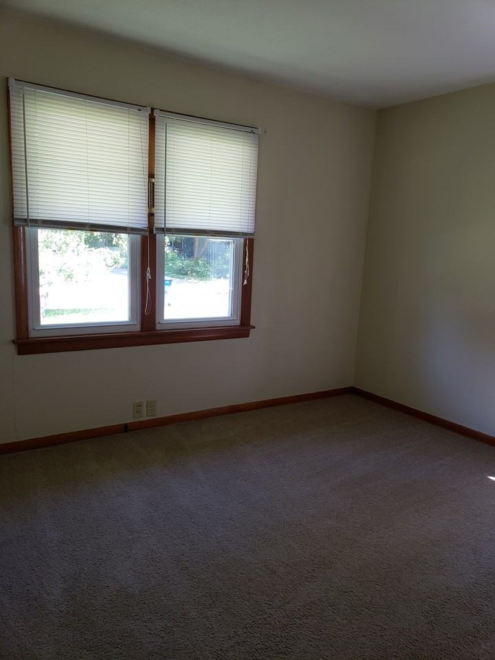 1607 Cornell Dr - Photo 5 of 11