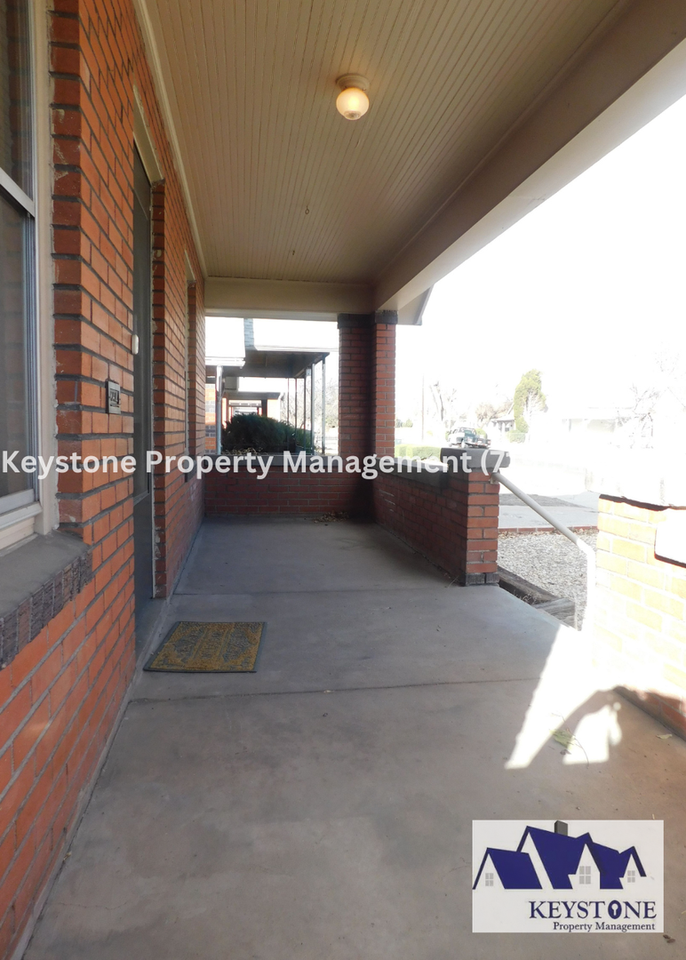 1233 Berkley Ave - Photo 2 of 19