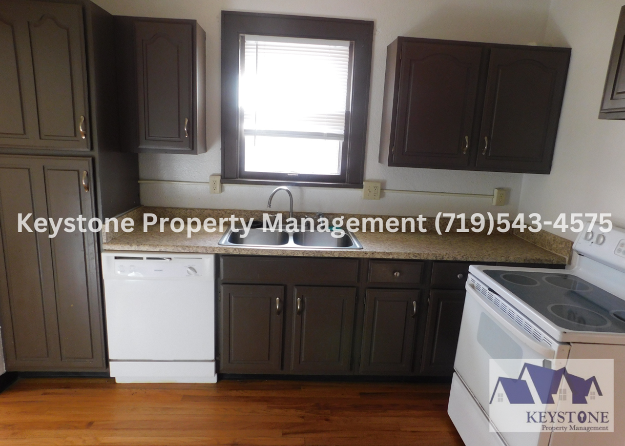 1233 Berkley Ave - Photo 7 of 19