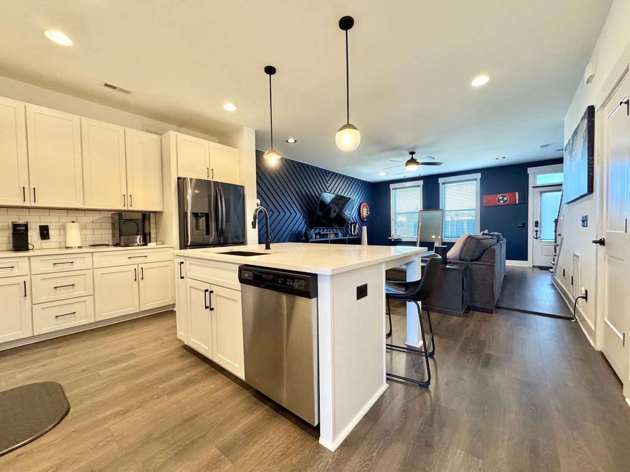 2079 Oakwood Ave - Photo 4 of 26