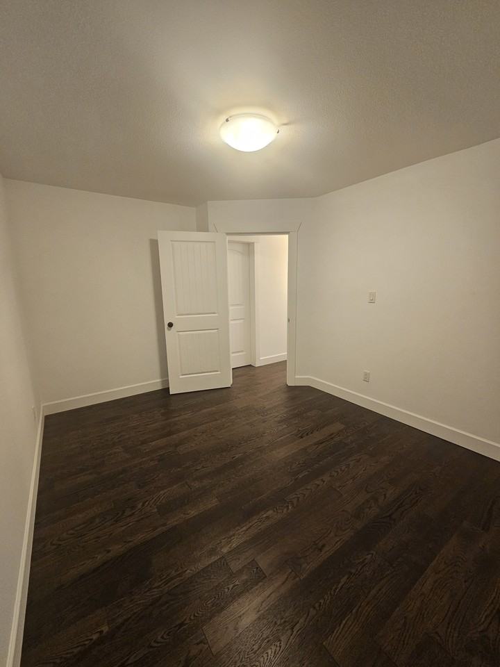 16359 59 Avenue - Photo 2 of 8