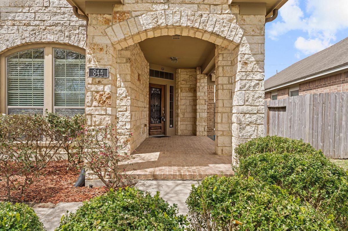 844 Falling Springs Ln - Photo 3 of 24