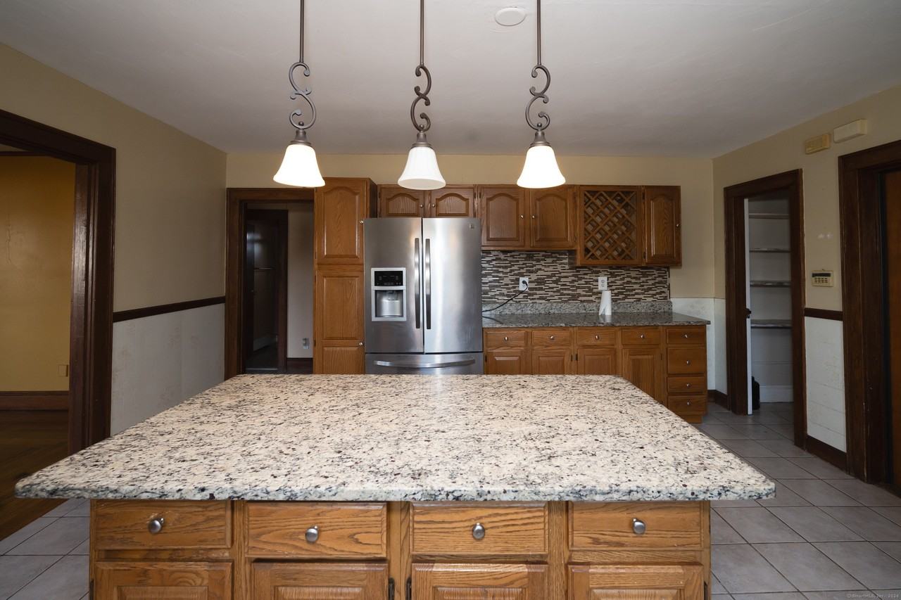 229 Linnmoore St - Photo 2 of 23