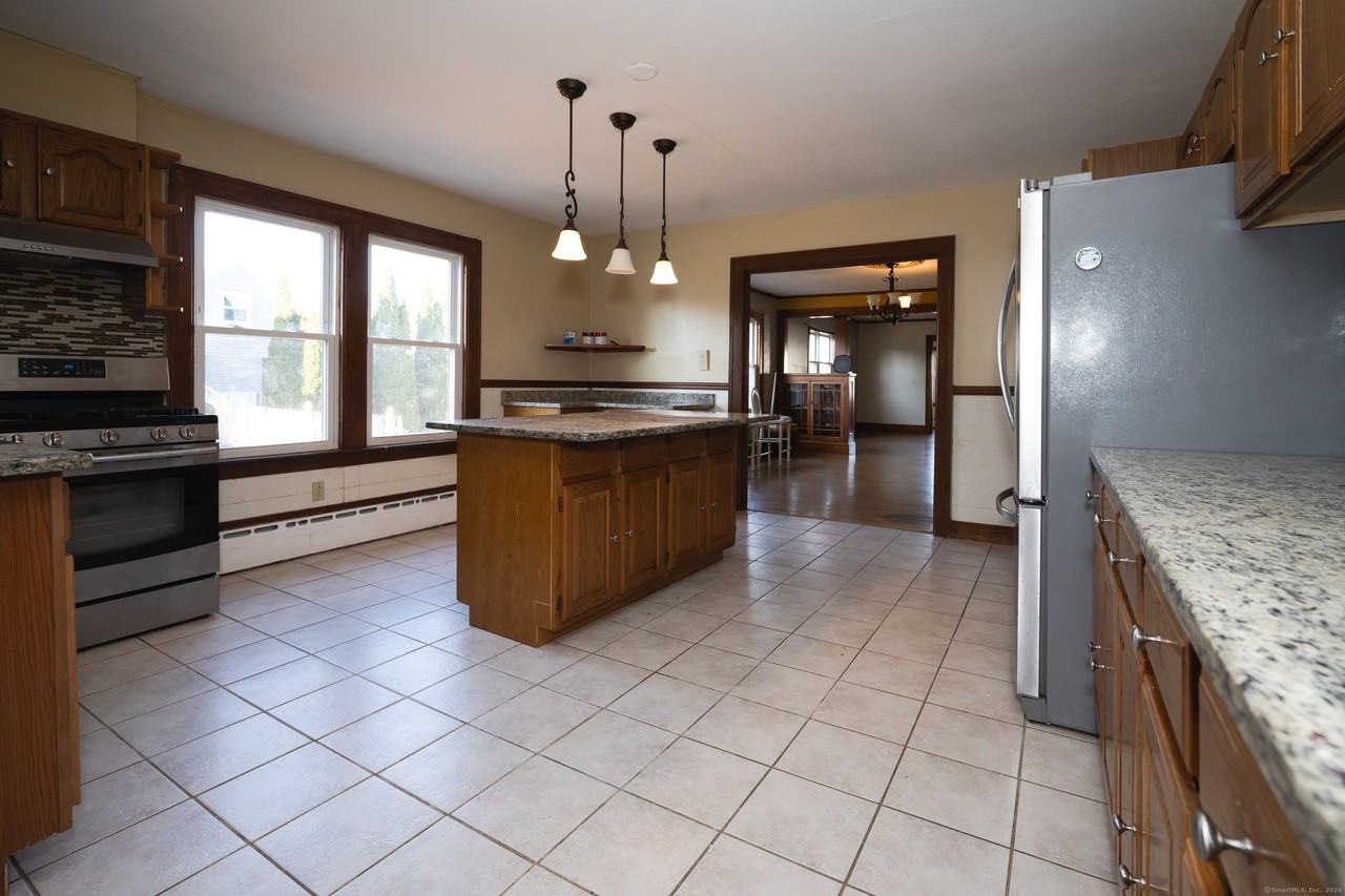 229 Linnmoore St - Photo 3 of 23