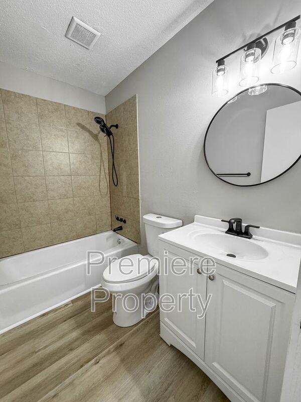 822 S Emery St - Photo 5 of 10