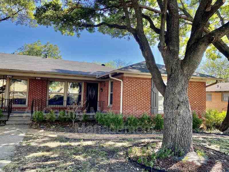 9560 Mercer Dr - Photo 2 of 10