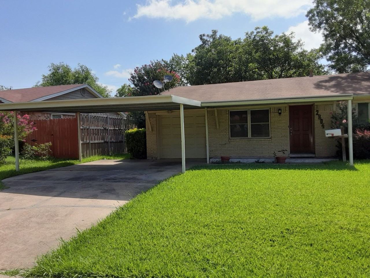 2804 Lambert Dr - Photo 3 of 18