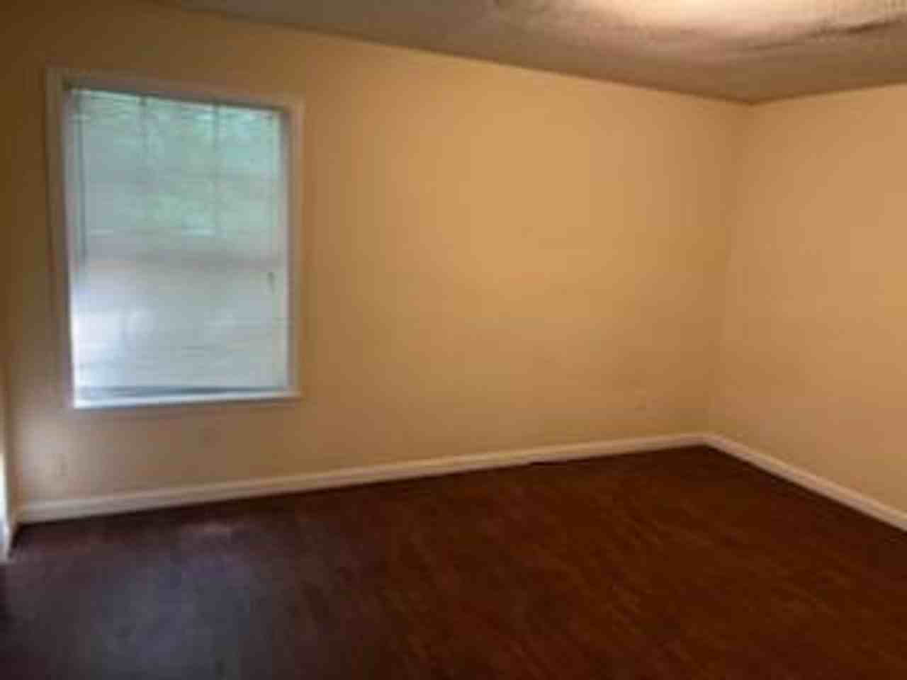 635 Mcwhirter Avenue - Photo 3 of 7