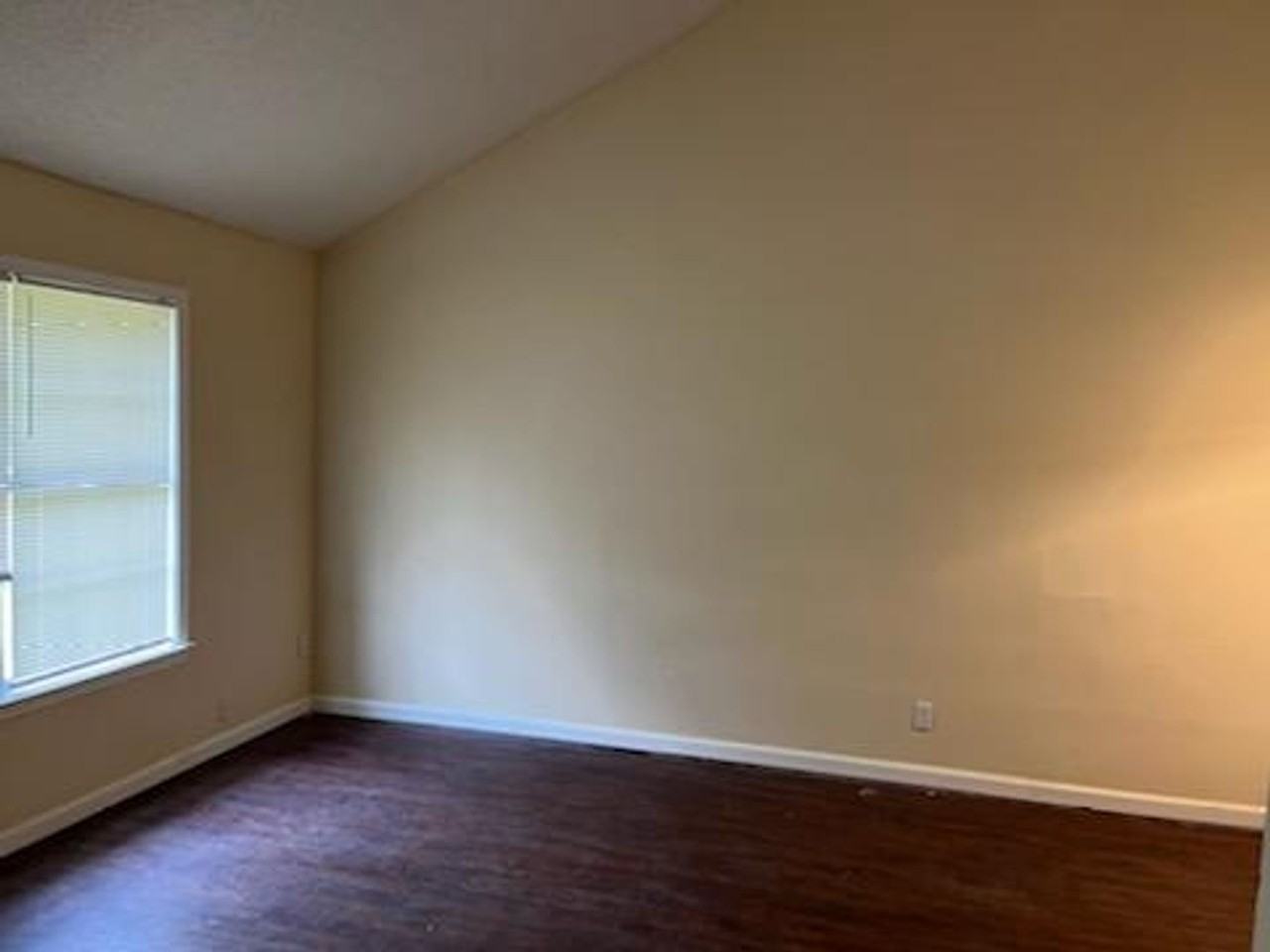 635 Mcwhirter Avenue - Photo 6 of 7