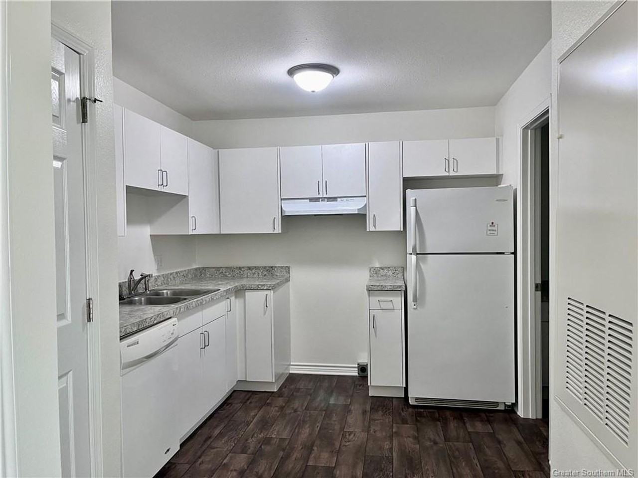 1020 W Mcneese St - Photo 5 of 11