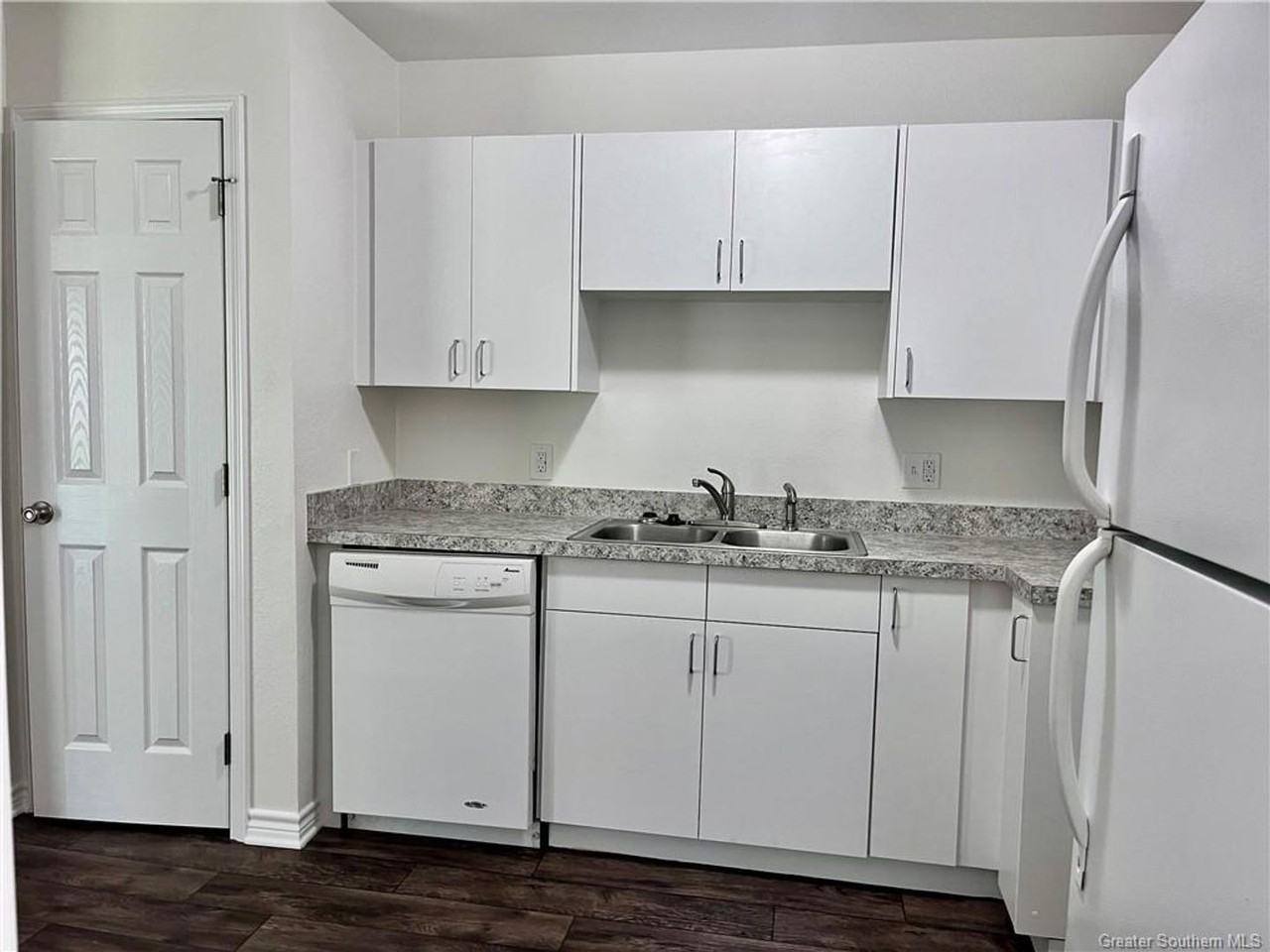 1020 W Mcneese St - Photo 6 of 11