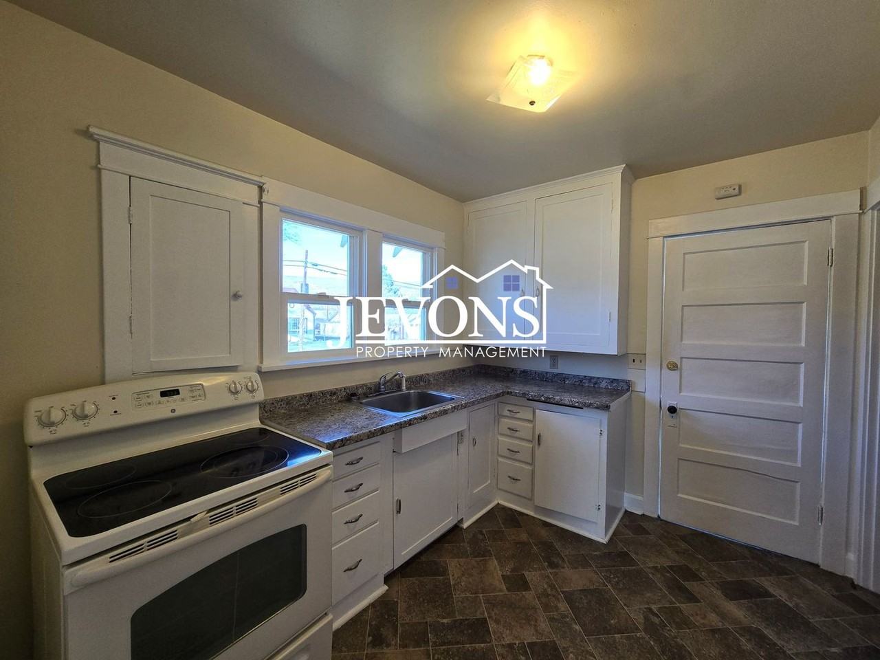 215 Tieton Avenue - Photo 3 of 21