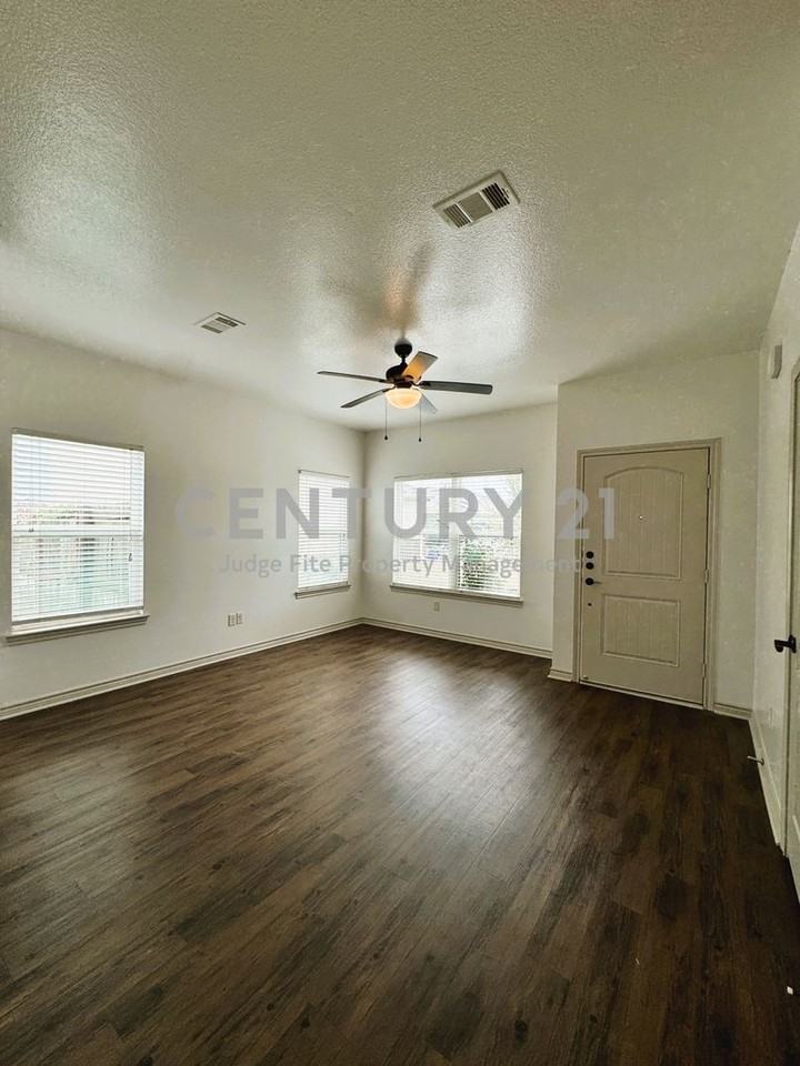 212 Lasso Ct - Photo 2 of 11