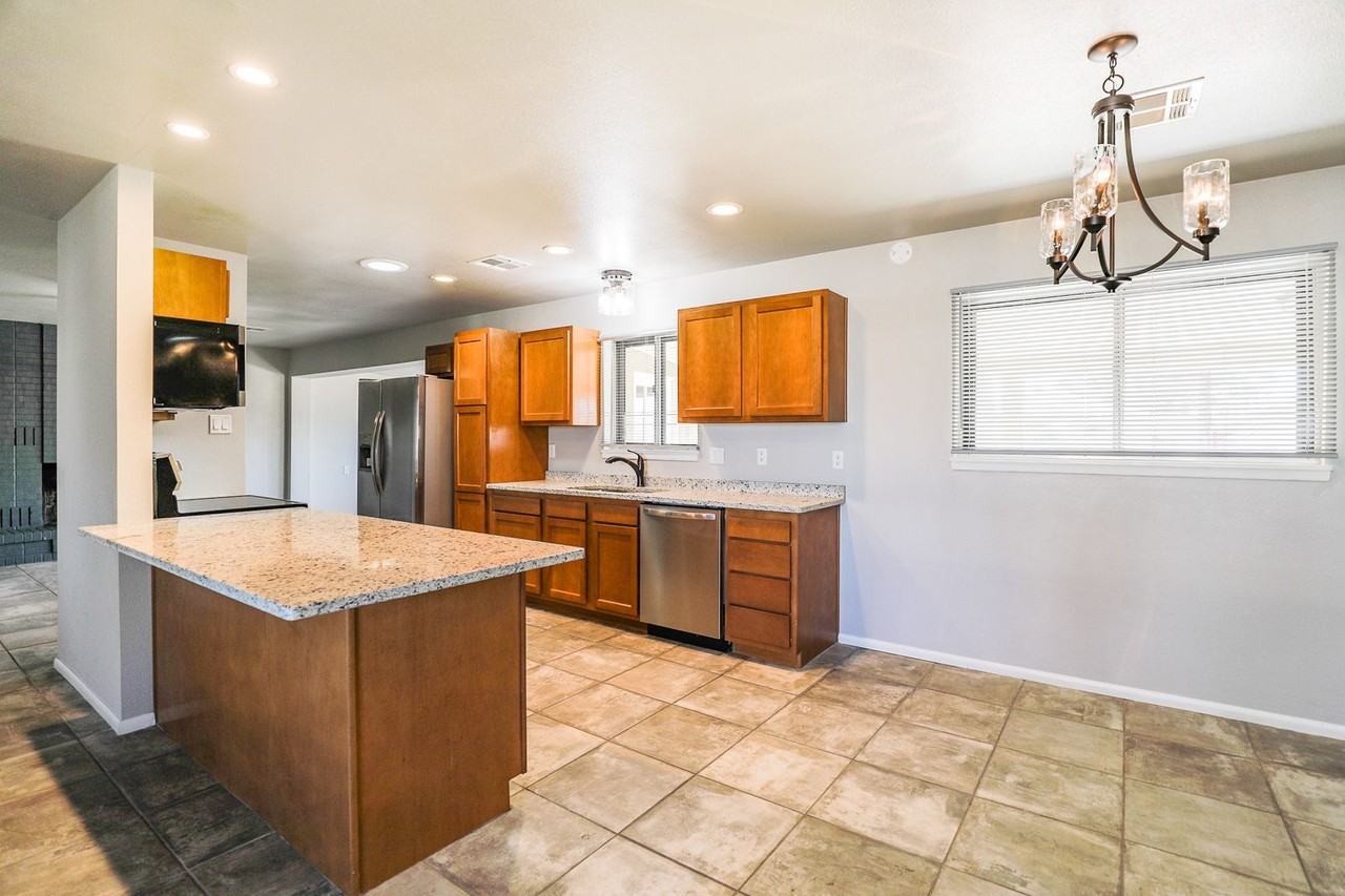 2310 Union Ave - Photo 5 of 19