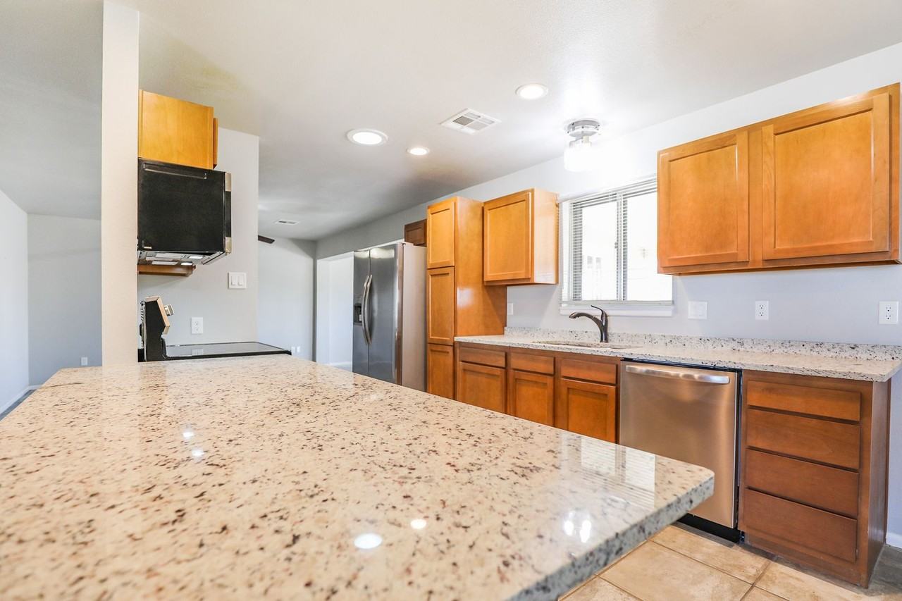2310 Union Ave - Photo 6 of 19