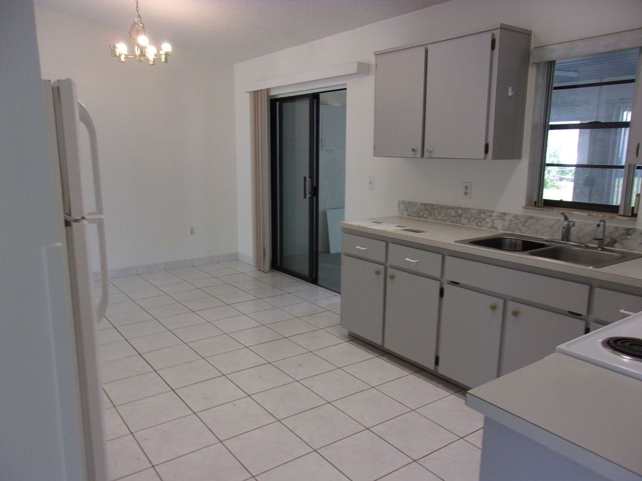 2261 Maximilian Ave - Photo 3 of 26
