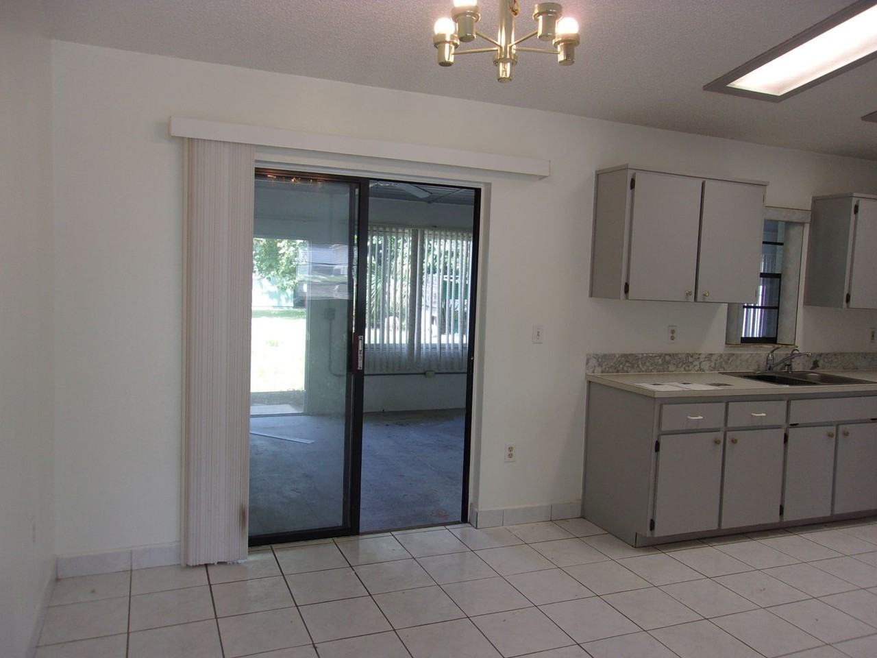 2261 Maximilian Ave - Photo 4 of 26